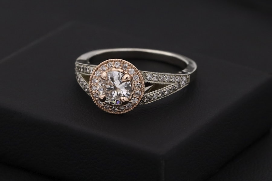 Anillos de compromiso sobre terciopelo